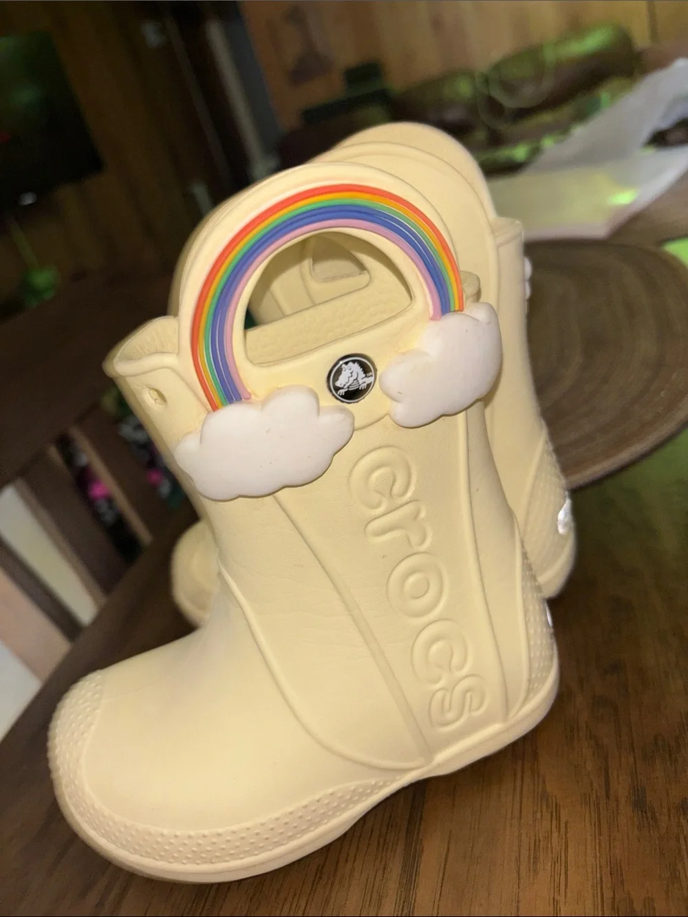 C7 CROCS Kids Cream Rain Boots with Rainbow & Cloud Charm